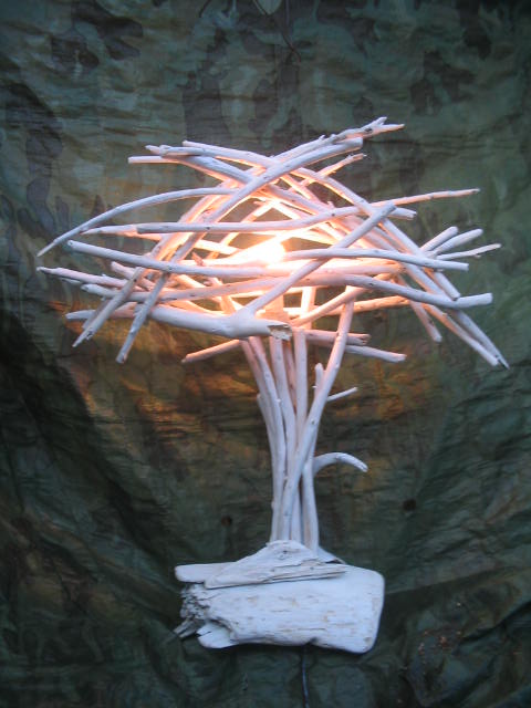 夏の夜　白い流木ランプ